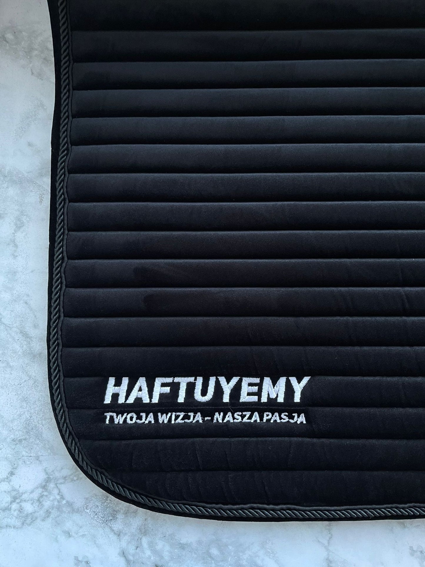 Haft dwustronny na czapraku